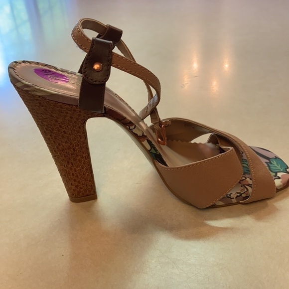 Tahari 4.5 inch Ankle Strap Heeled Sandal NWT - Picture 1 of 11